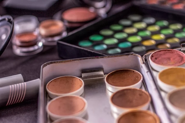 A Simple Guide to Light Makeup for the Morning