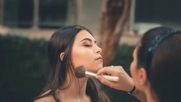 How to Retouch Your Makeup for a Fresh Look Anytime